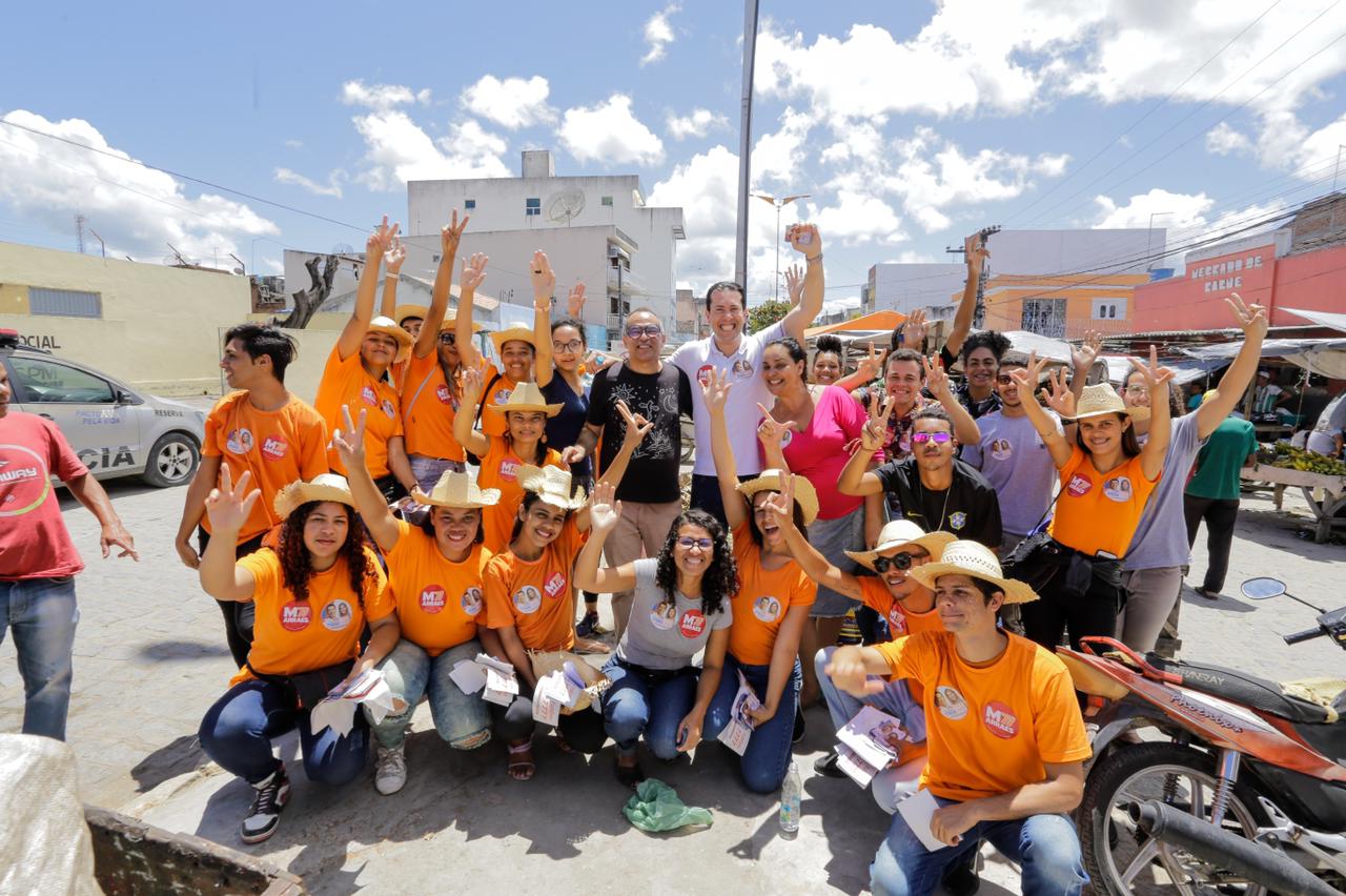 Armandinho faz caminhada na Feira de São Caetano 
