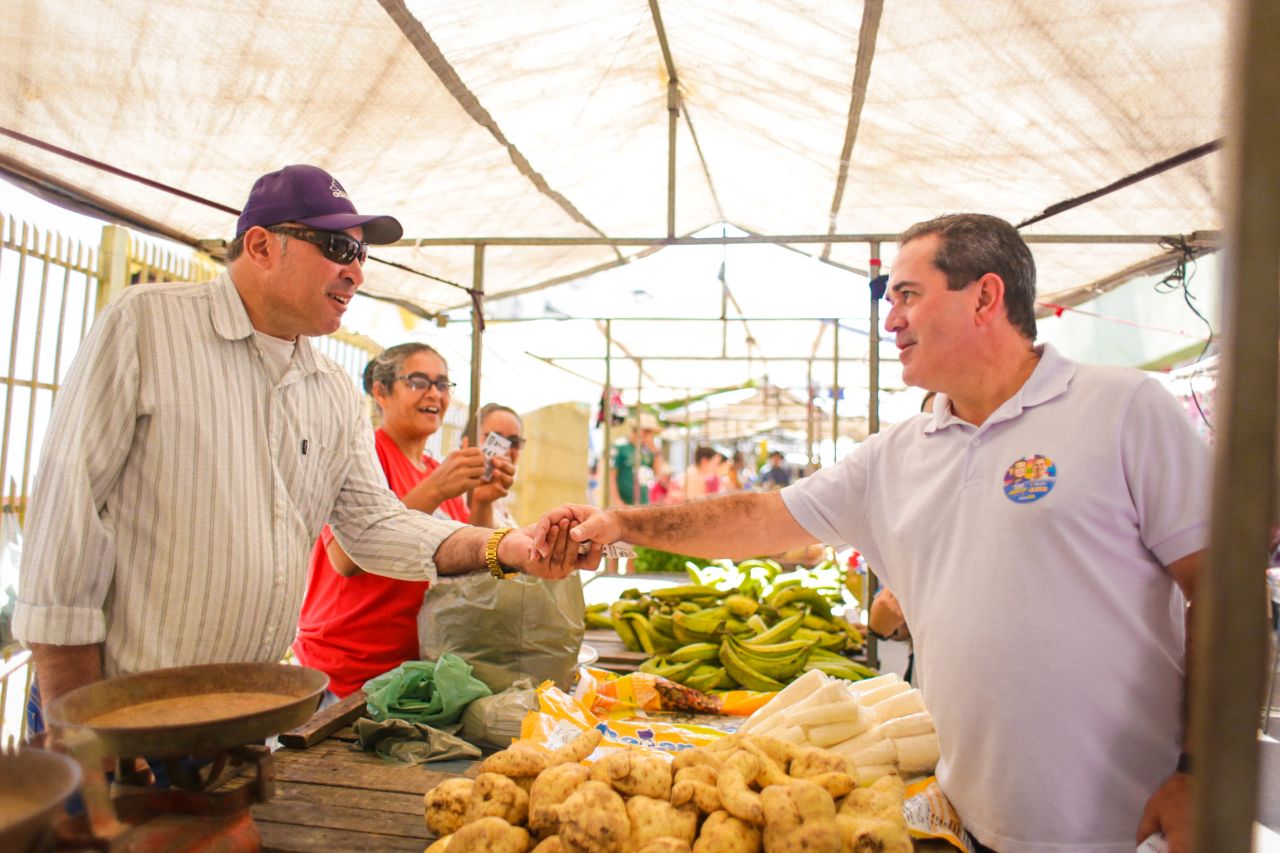 Feirantes recebem Dilson Oliveira em Agrestina