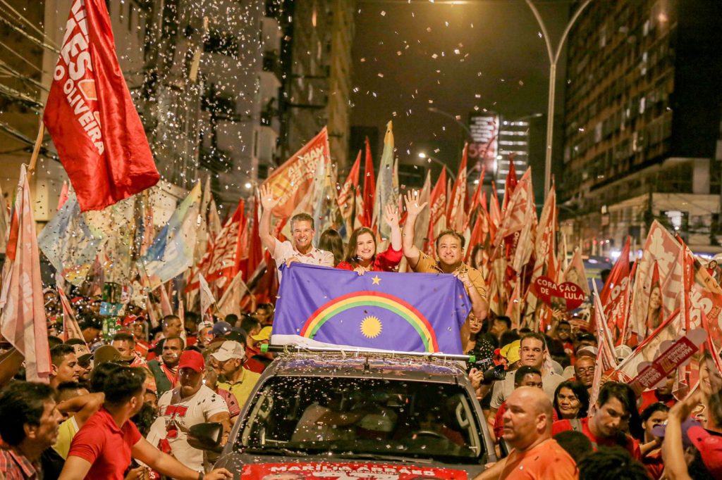 Marília arrasta mais de 30 mil pessoas pelo centro do Recife