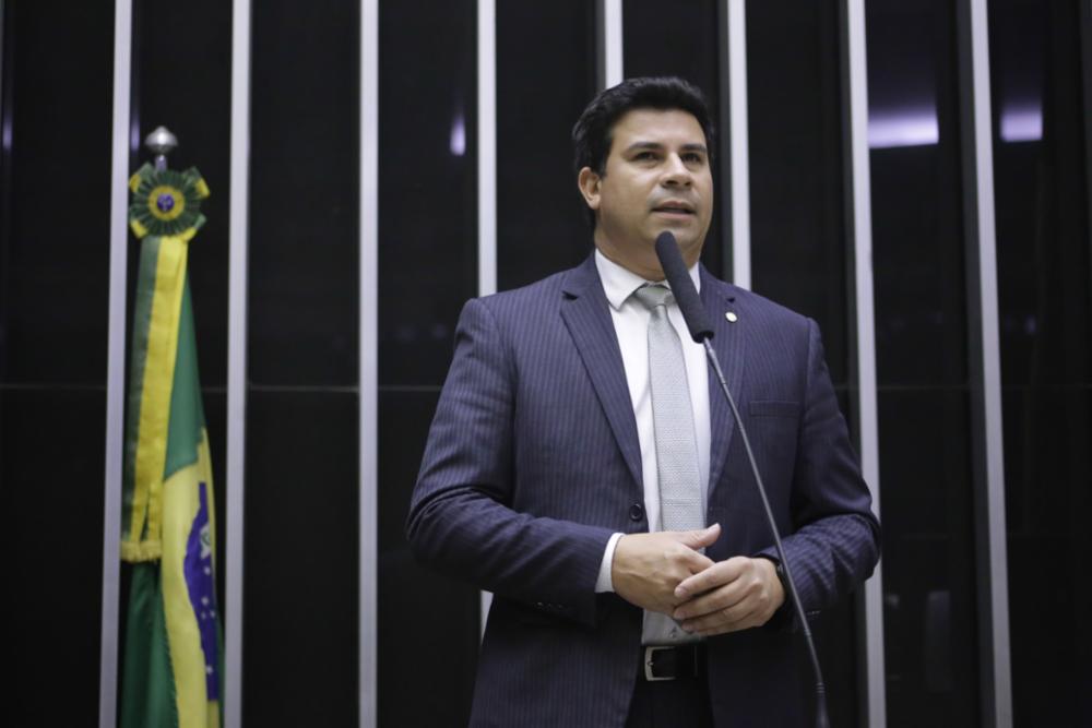 Veras apresenta PL que garante transporte gratuito a universitários de baixa renda