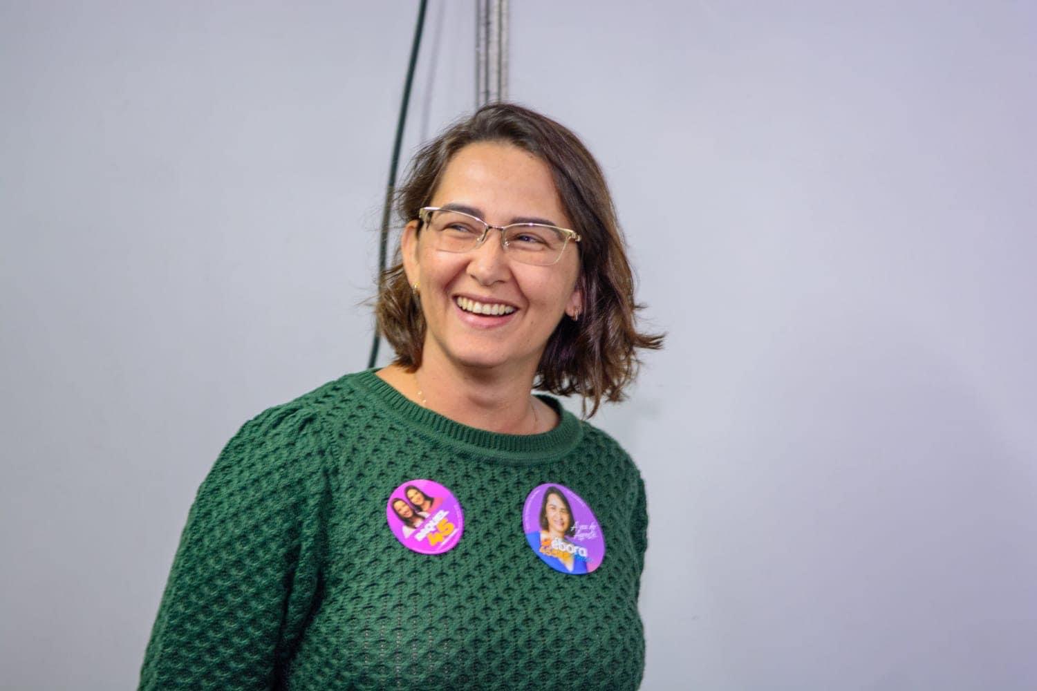 Débora Almeida inaugura comitê em Caruaru