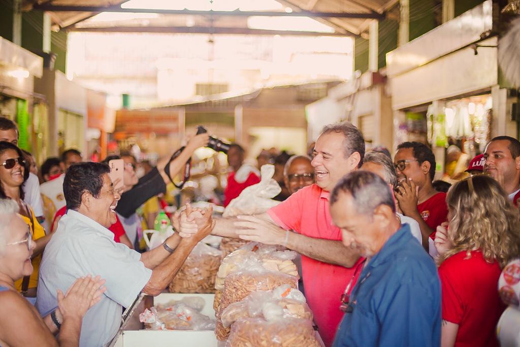 Danilo inicia agenda do final de semana na Feira de Moreno 