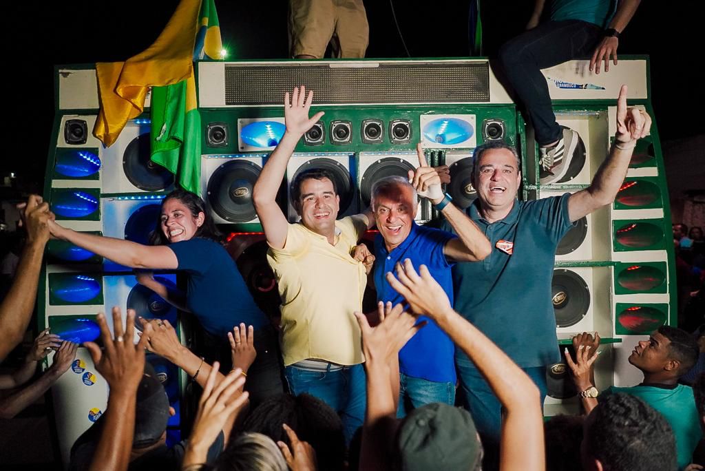 Ao lado de Paulo Roberto, Danilo faz caminhada em Vitória