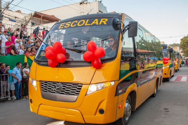 Prefeitura de Santa Cruz entrega novos ônibus escolares