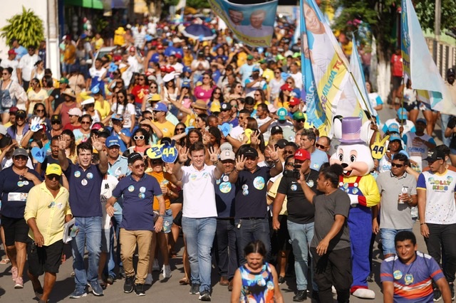 Miguel Coelho lidera grande caminhada em Condado