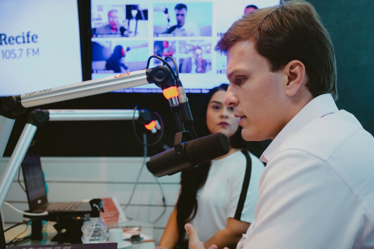 “Professor de Paulo Câmara foi Danilo”, diz Miguel em sabatina