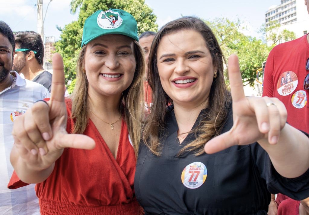 Aliada de Humberto Costa posa para foto com Marília