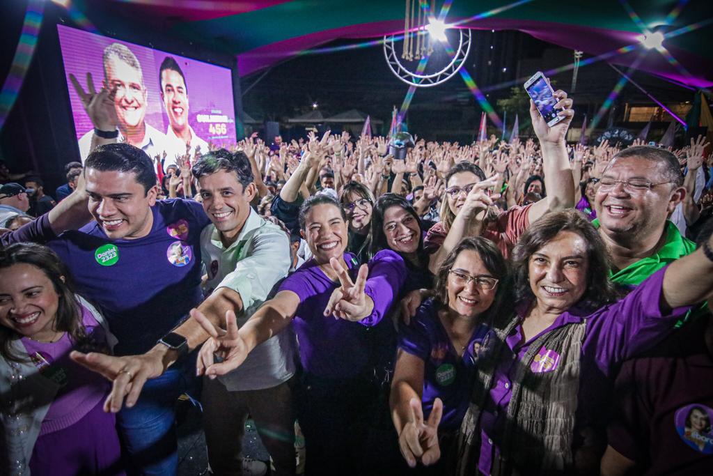 Raquel é recebida por multidão no comitê de Débora em Caruaru