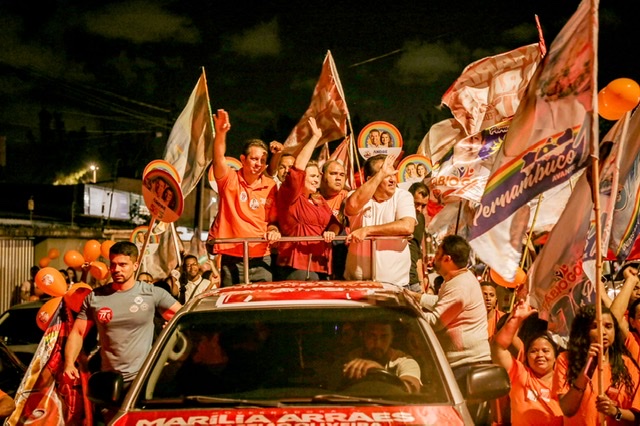 Marília e Sebá realizam carreata na Zona Oeste do Recife
