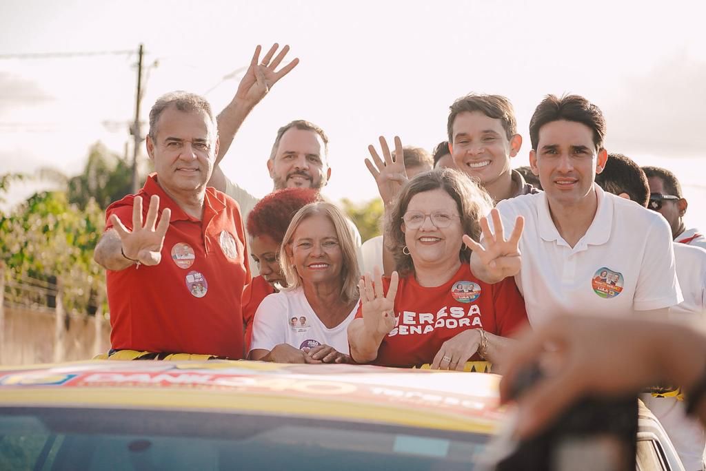 Danilo, Teresa e Nadegi comandam carreata em Camaragibe 