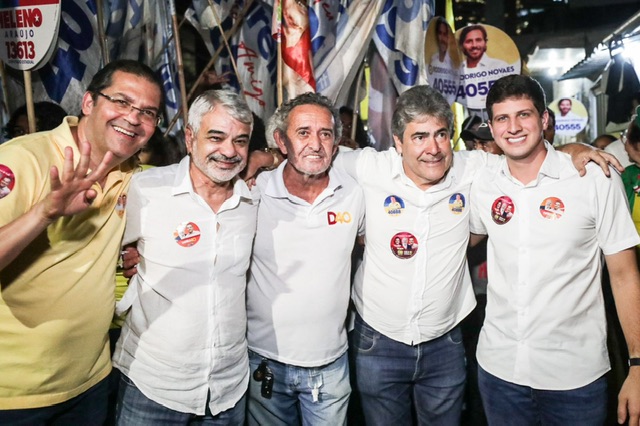 João Campos comanda caminhada da Frente Popular