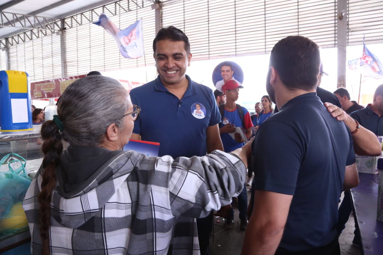 Em Caruaru, Fernando Rodolfo caminha por Feira da Boa Vista