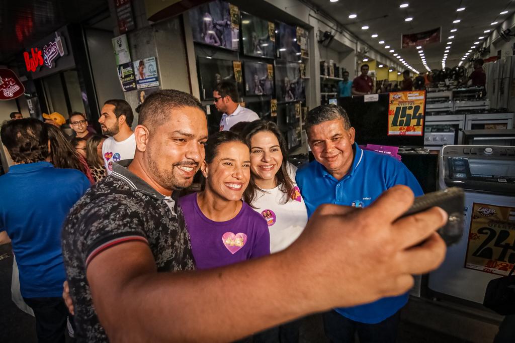 Raquel é recebida calorosamente no comércio de Garanhuns