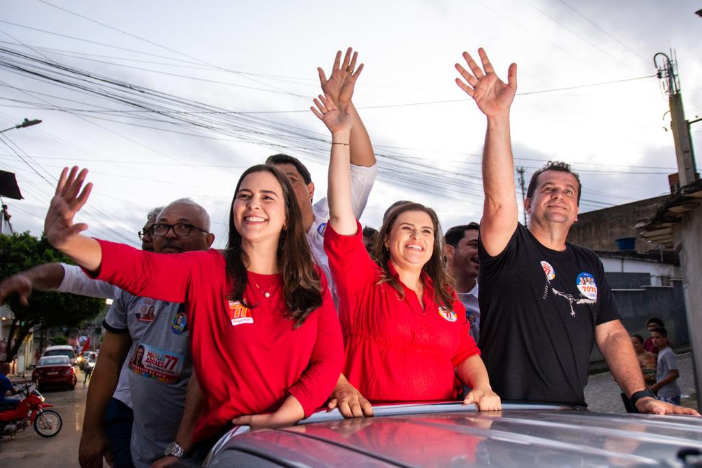 Marília e Maria Arraes param Catende com carreata