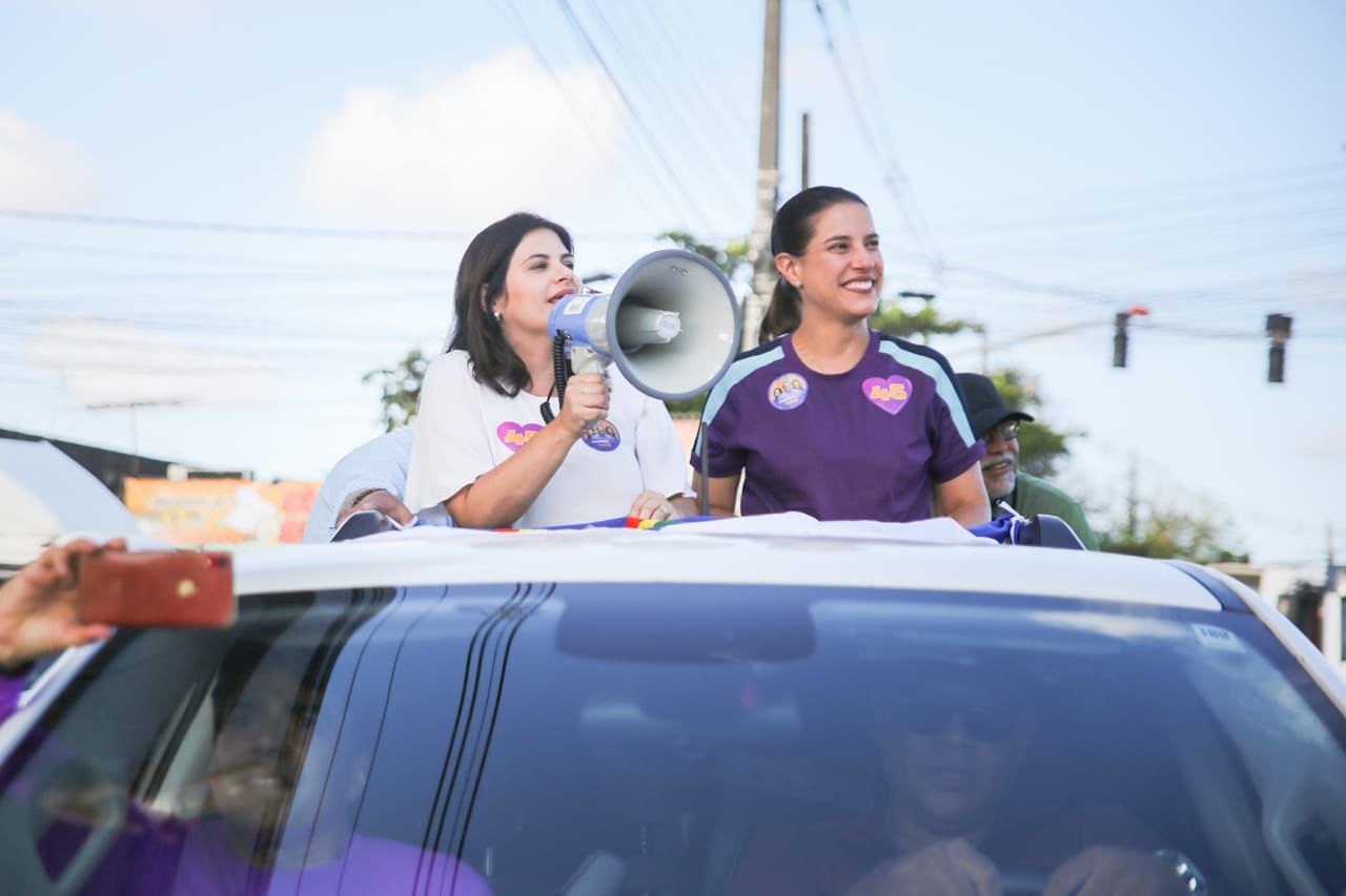 Raquel e Priscila fazem carreata e porta a porta no Recife
