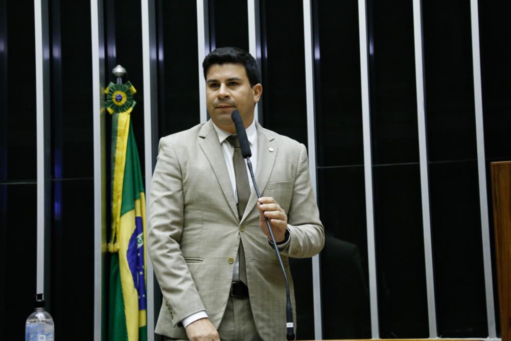 Carlos Veras quer incluir Libras no currículo escolar