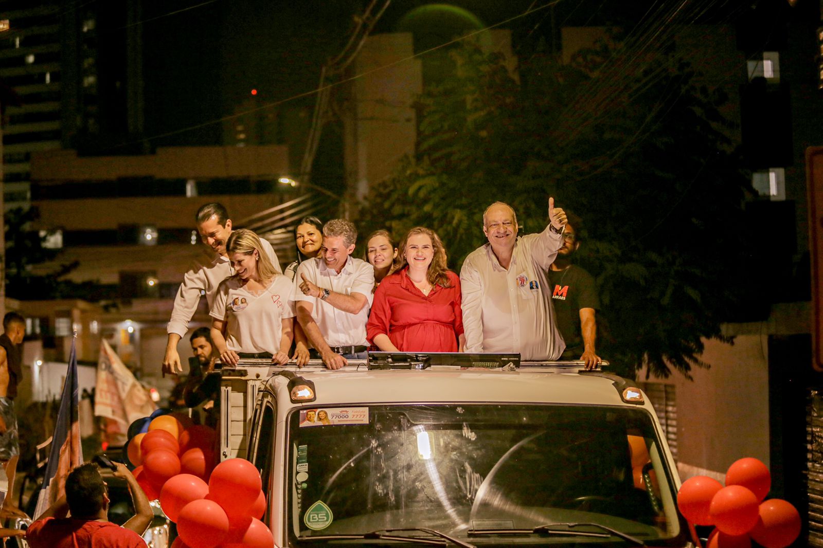 Marília e André de Paula participam de carreata em Caruaru