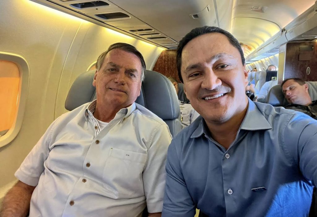 Bolsonaro desembarca em Caruaru ao lado de André Ferreira