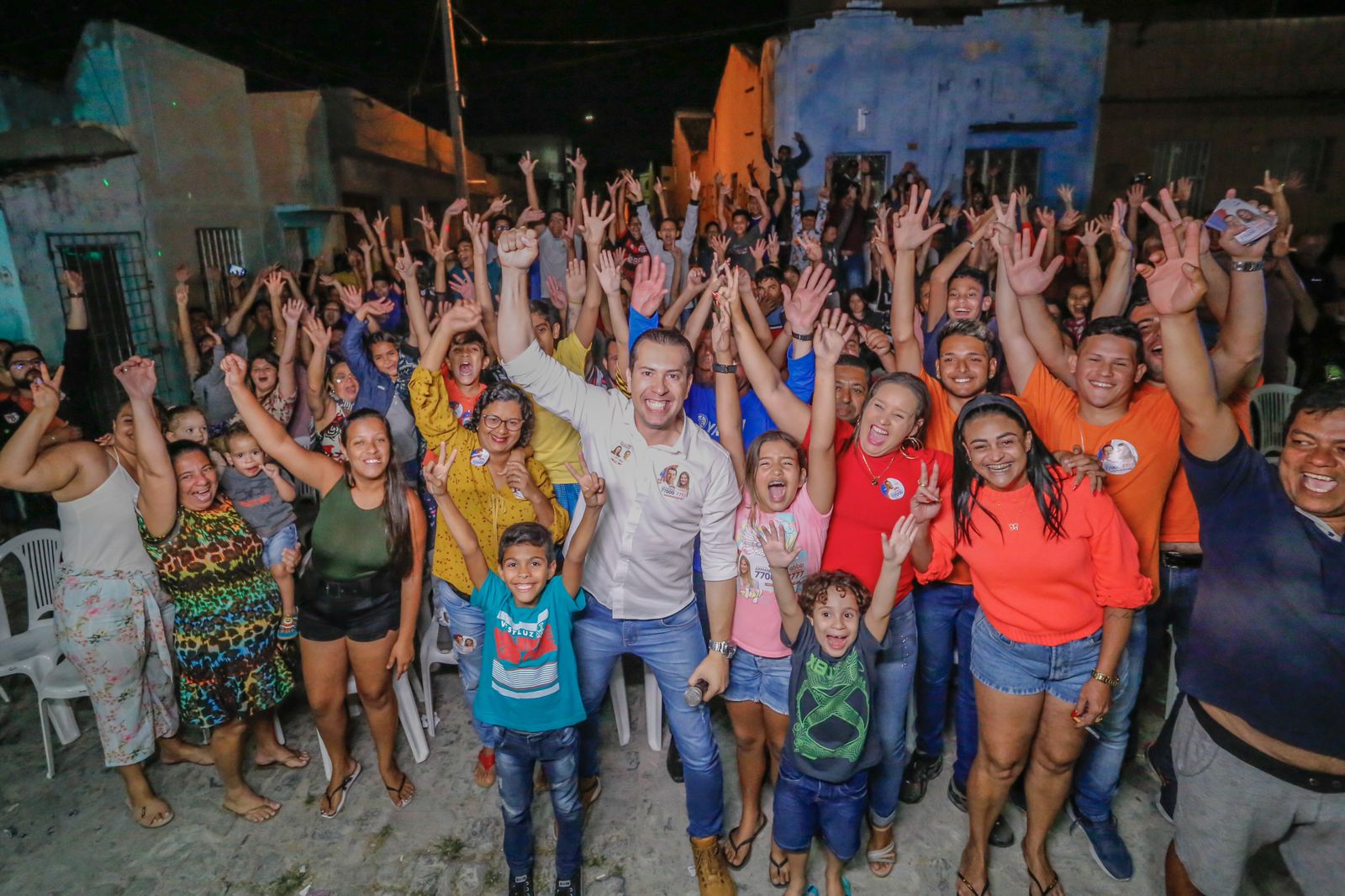 Armandinho é recebido com festa no bairro do Salgado 