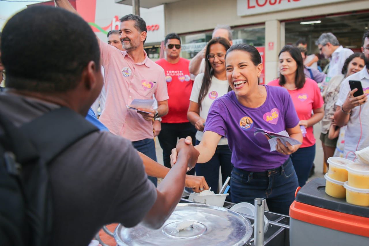 Raquel é recebida com entusiasmo no centro de Jaboatão 