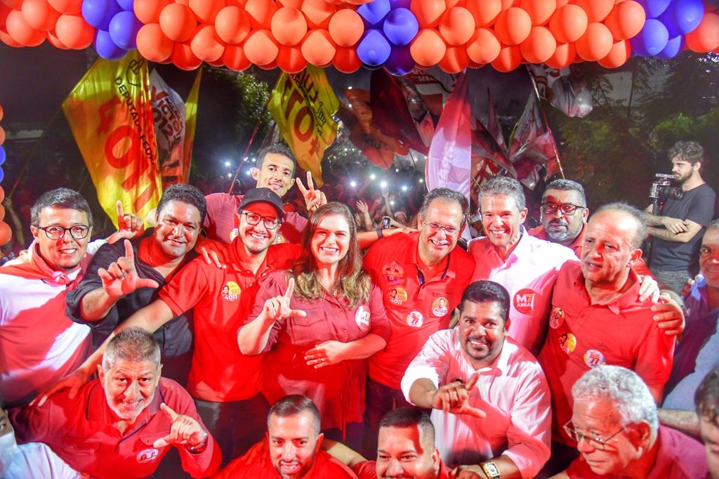 Comício consolida apoio da família Dourado a Marília e André 