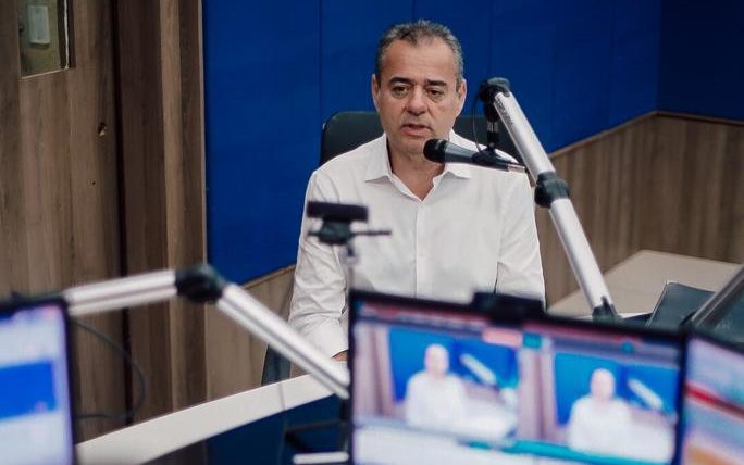 Danilo faz sinalização para religiosos