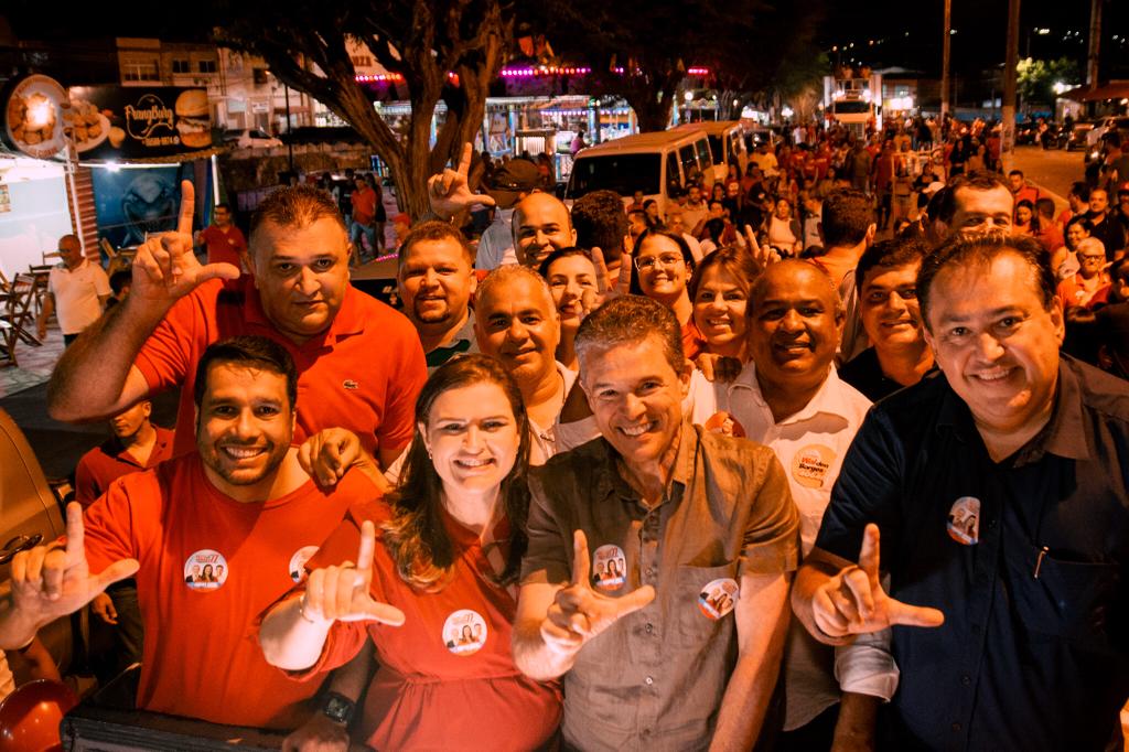 Marília, Sebá e André participam de carreata em Gravatá