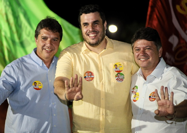 Guilherme Uchoa Jr inaugura comitê em Carpina