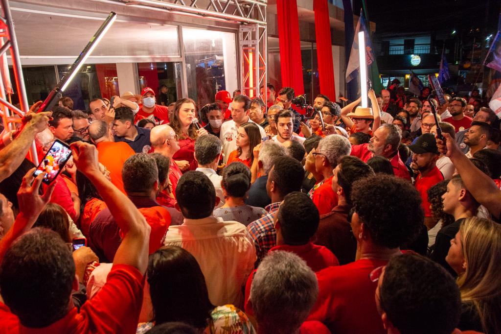 Marília e André de Paula inauguram comitê em Caruaru