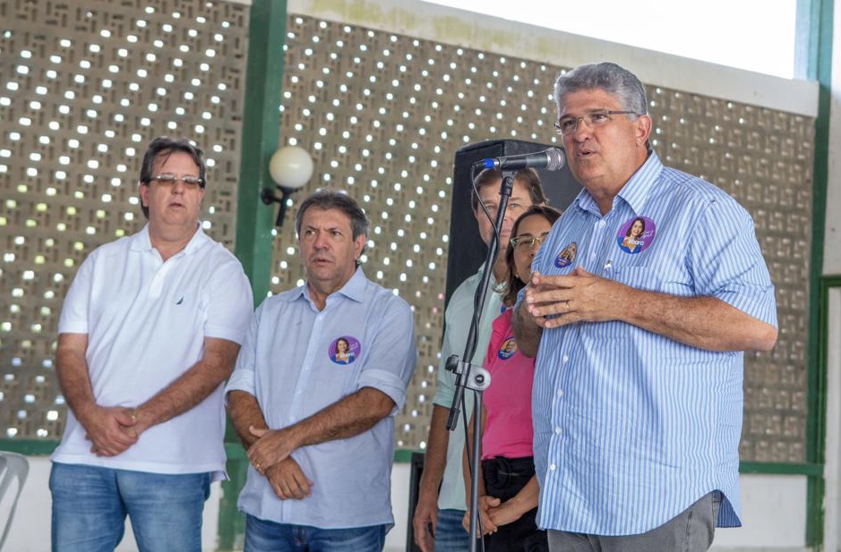 Guilherme Coelho se compromete a trazer água para o Agreste