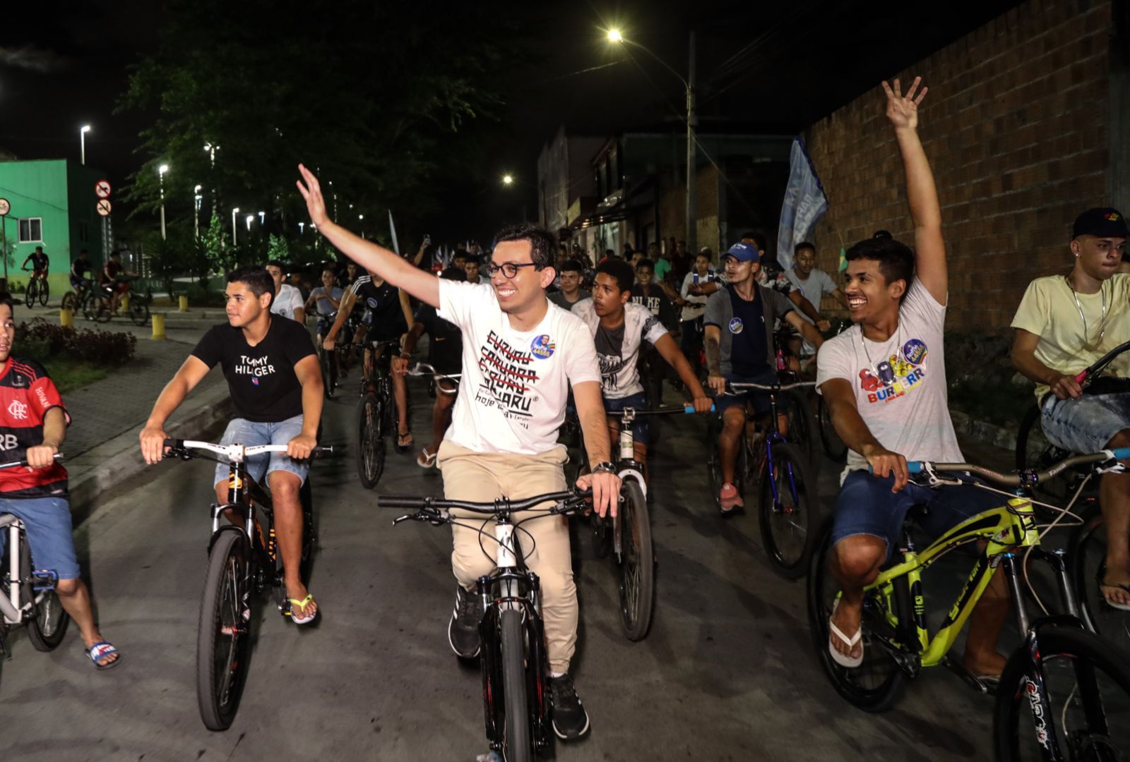 Em Caruaru, Raffiê é acolhido por jovens em bicicleata 