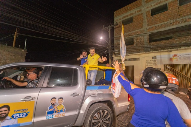 Tony e Tonynho intensificam campanha pelos bairros de Caruaru