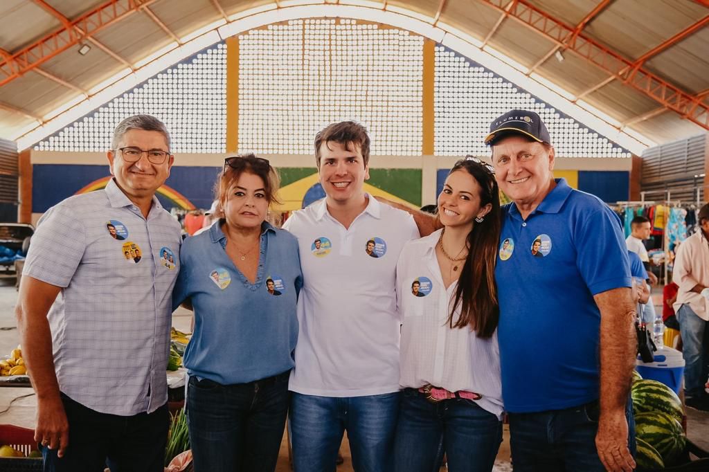 Antonio Coelho e Catarina Garziera caminham na feira de Vermelhos, em Lagoa Grande