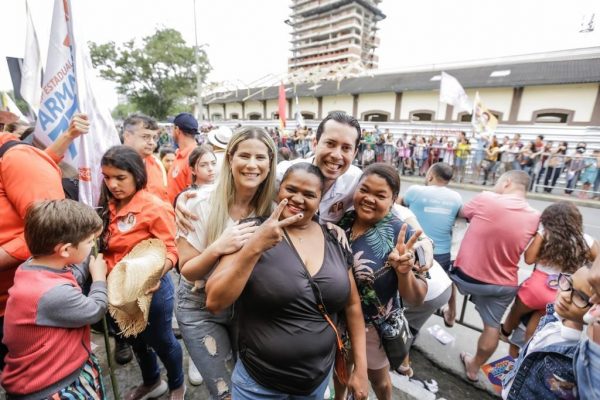 Armandinho e Fabíola cumprem mais uma agenda em Caruaru