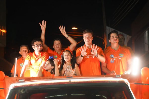 Após assumir segundo lugar nas pesquisas, Miguel comemora com multidão em Palmares