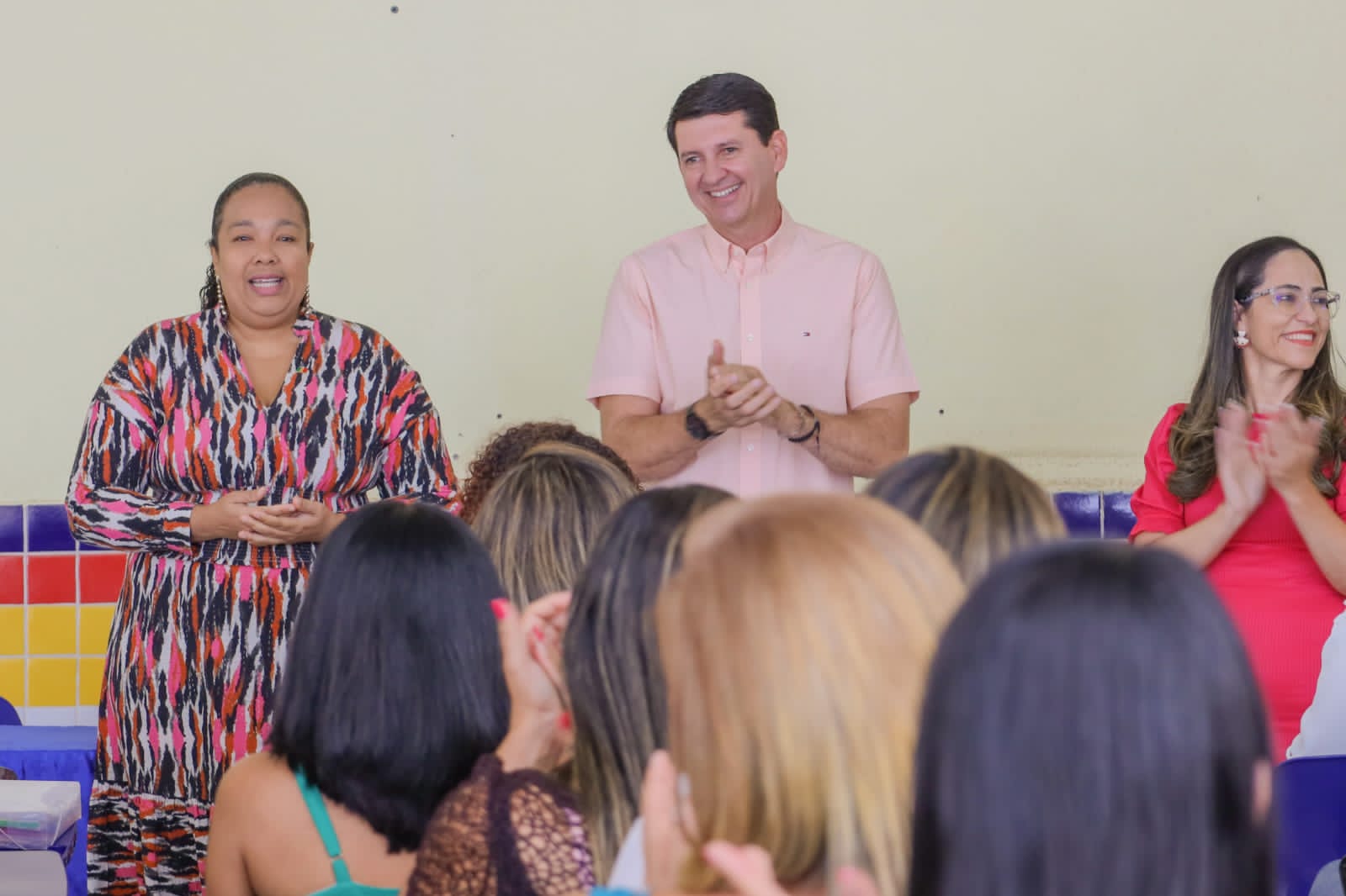 Prefeito de Petrolina empossa professores aprovados em concurso