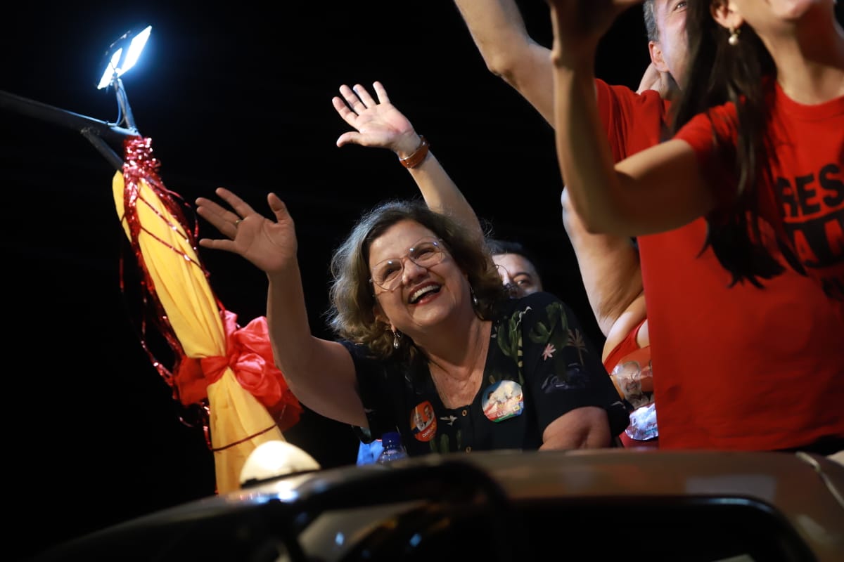 Teresa Leitão sofre acidente durante caminhada em Paulista