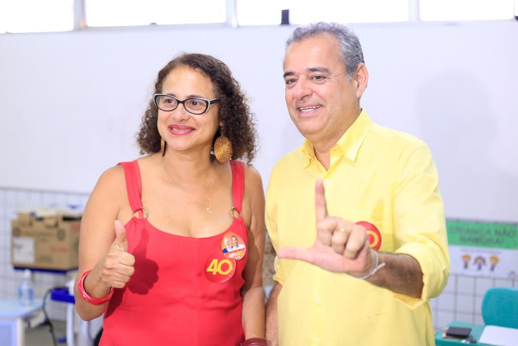 Acompanhada de Danilo, Luciana vota Olinda