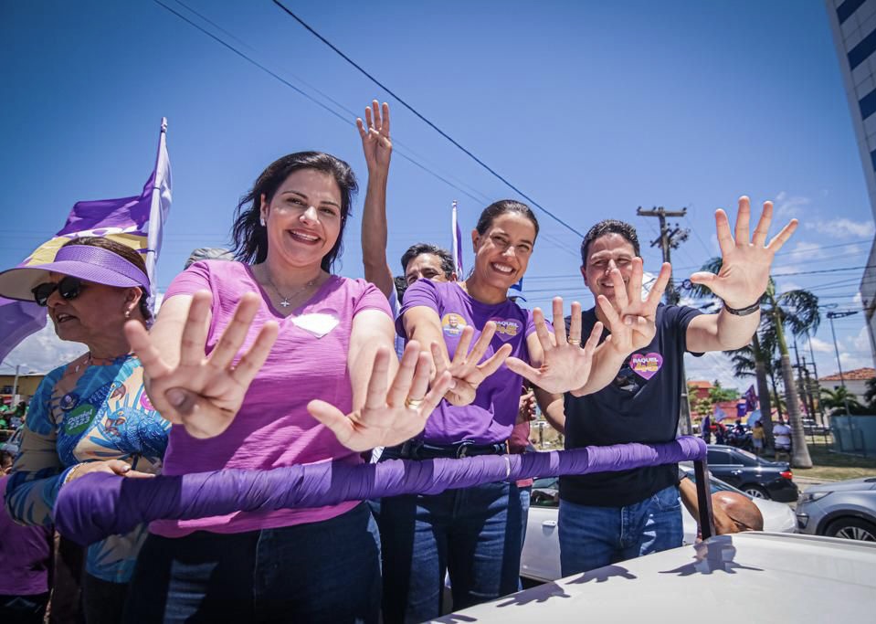 Bruno Araújo acompanha Raquel em carreata na RMR