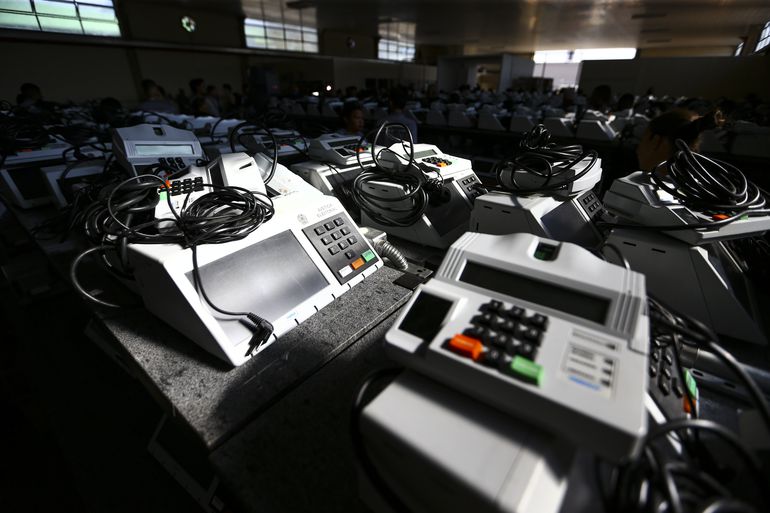 TRE-PE inicia distribuição das urnas eletrônicas 