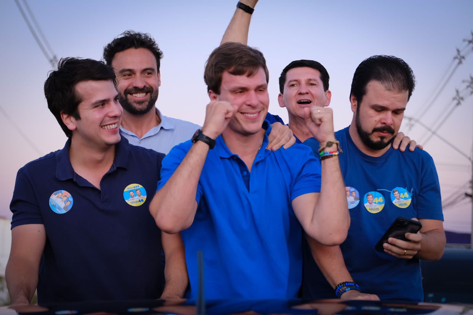 Miguel se emociona em carreata na sua terra natal