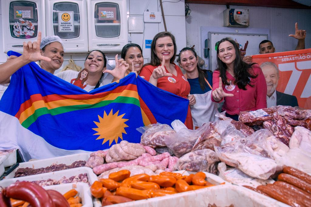 Marília e André iniciam último dia de campanha no Mercado de Afogados