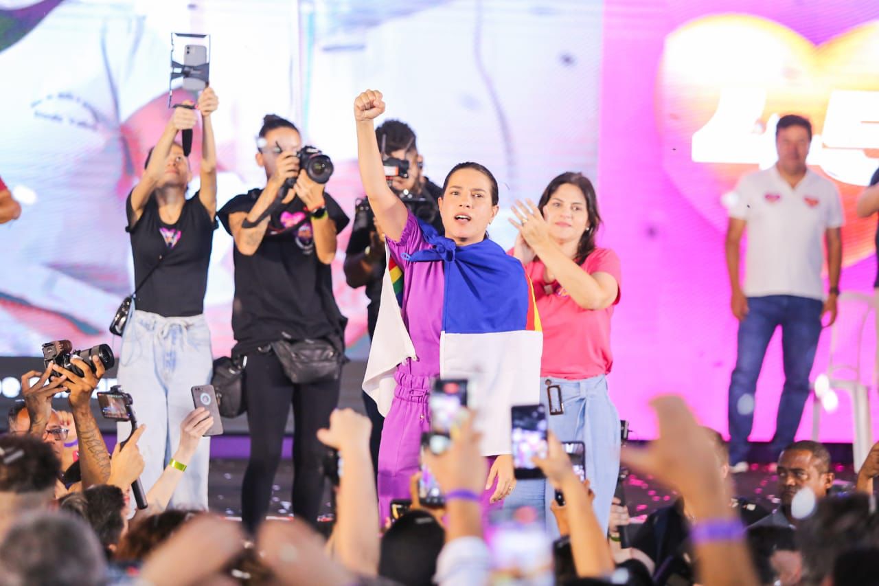 Raquel encerra campanha com caminhada em Caruaru