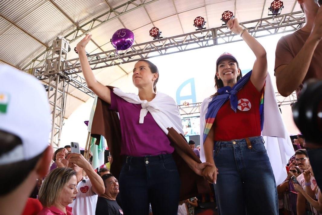 Prefeita de Serra Talhada recebe Raquel ao lado de multidão