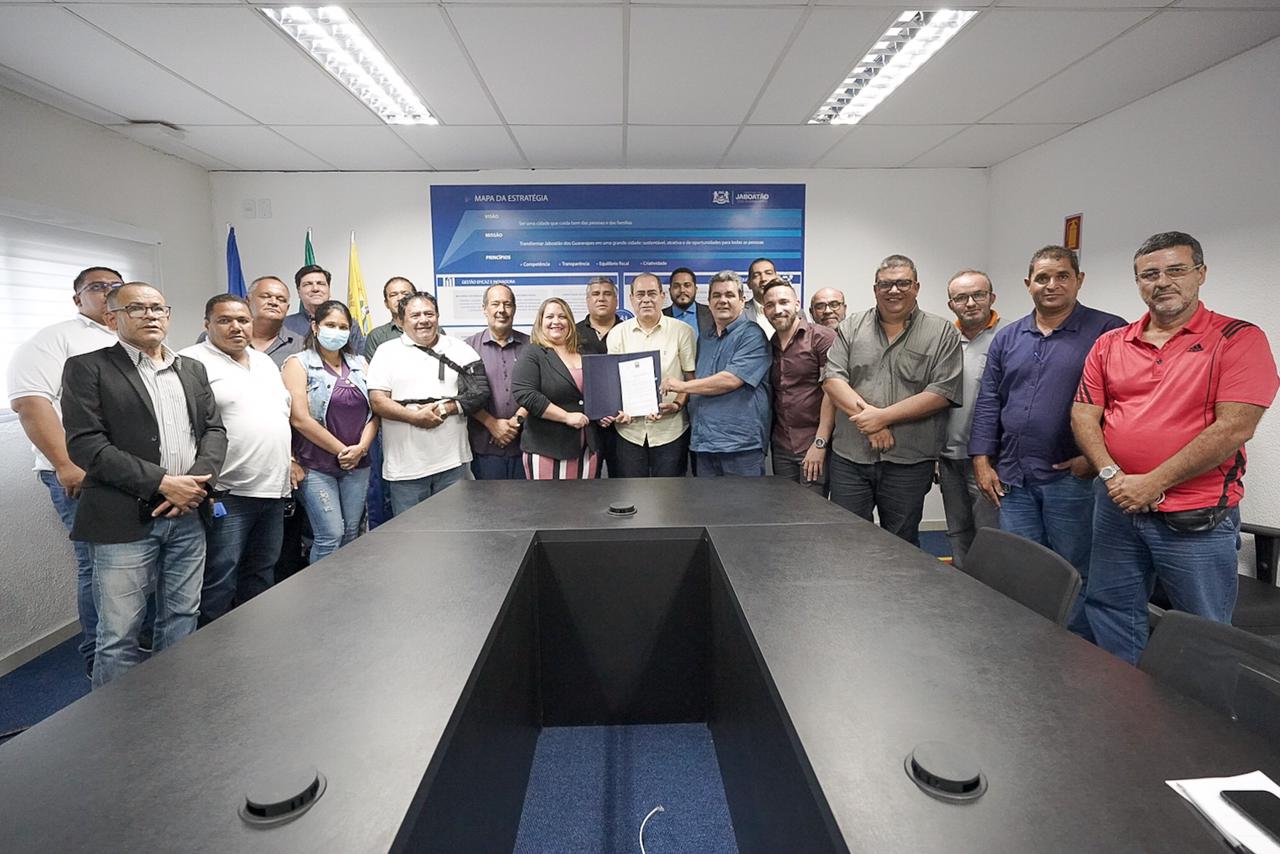 Jaboatão amplia tempo máximo de uso de veículos para táxis