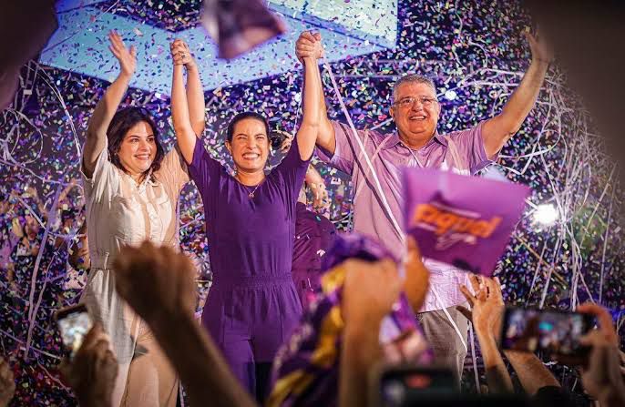 Guilherme Coelho celebra vitória de aliada nas urnas 