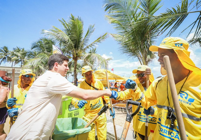 João Campos acompanha ações do projeto Praia Limpa