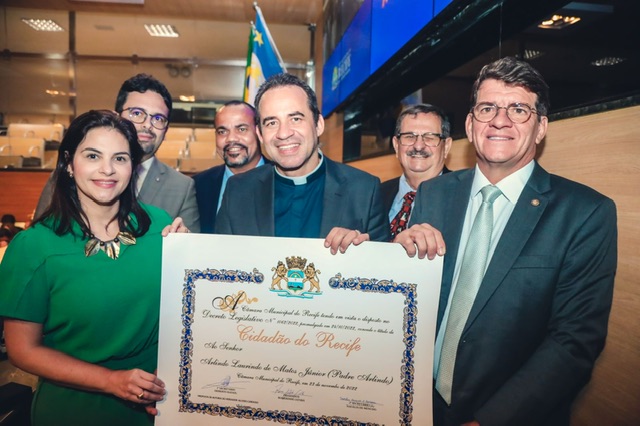 Padre Arlindo recebe Título de Cidadão do Recife