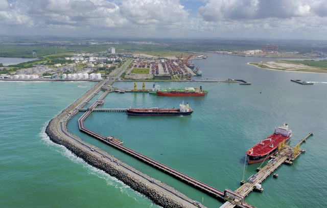 Justiça impede atracação de “navio-fantasma” em Suape