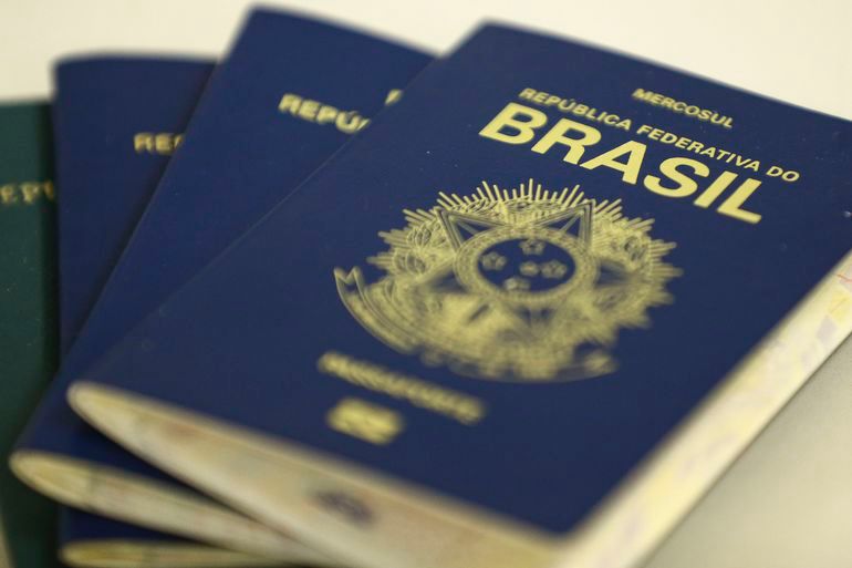 PF suspende confecções de passaporte por falta de verba
